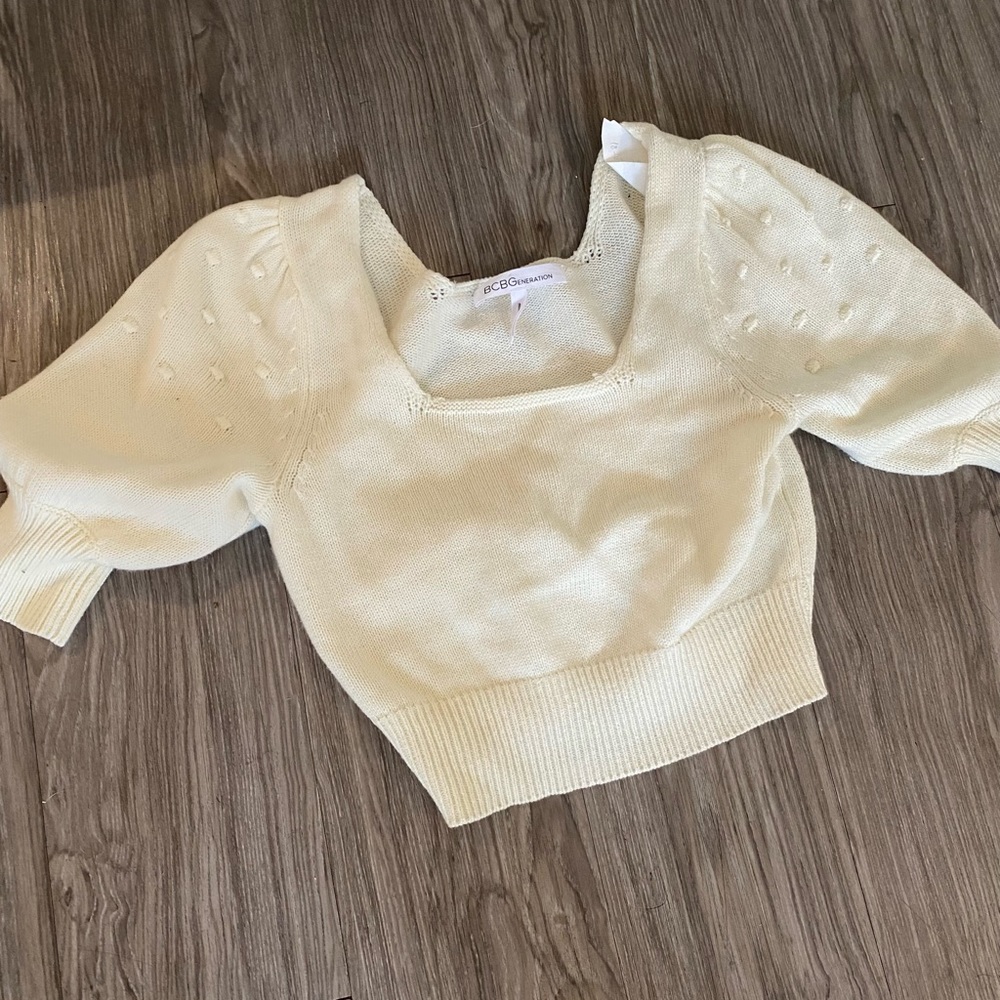 BCBG white knitted crop